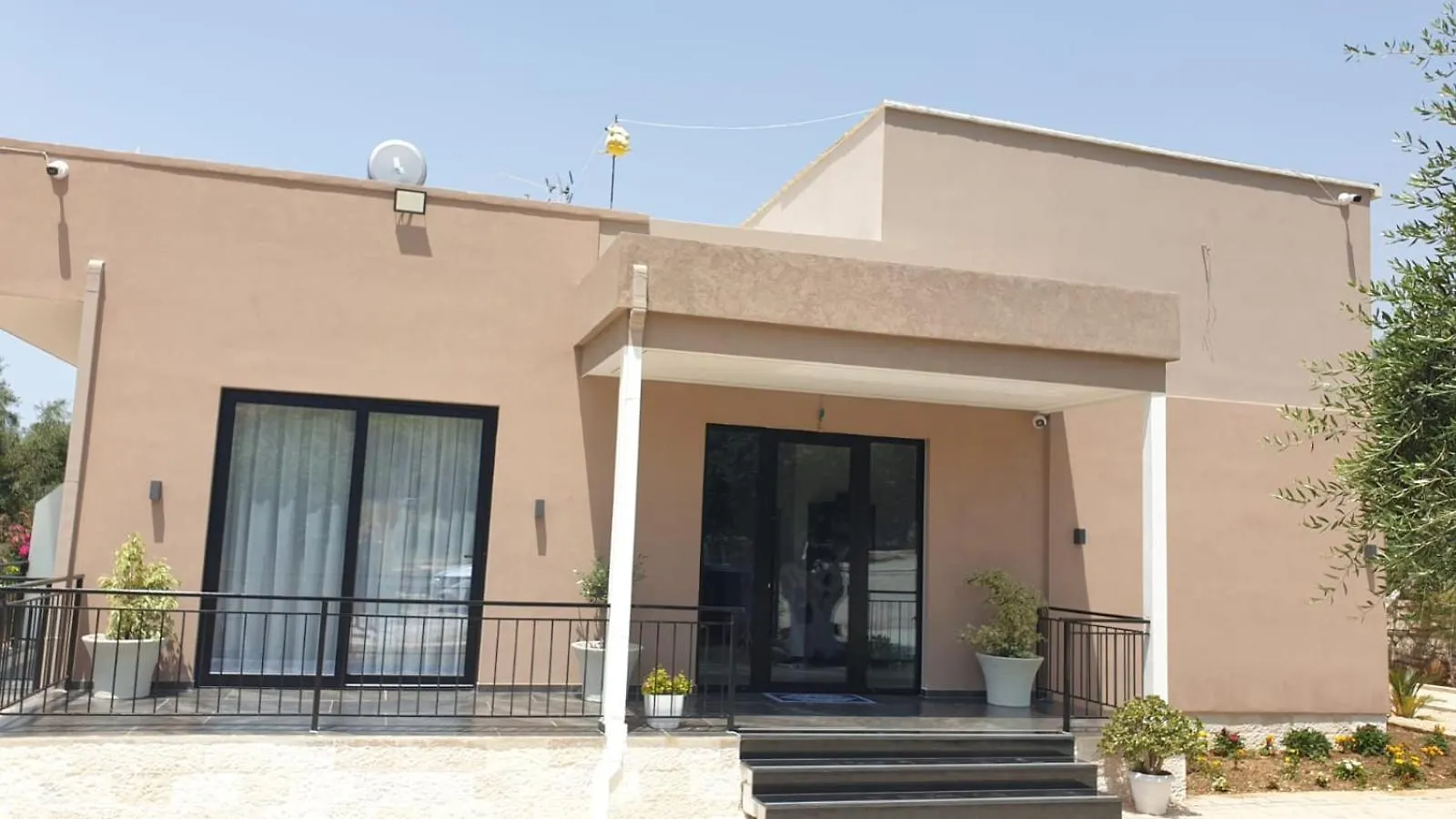 Mezzanine Bay Hotel Himare Guest house